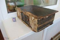 Старинная книга огромная.
